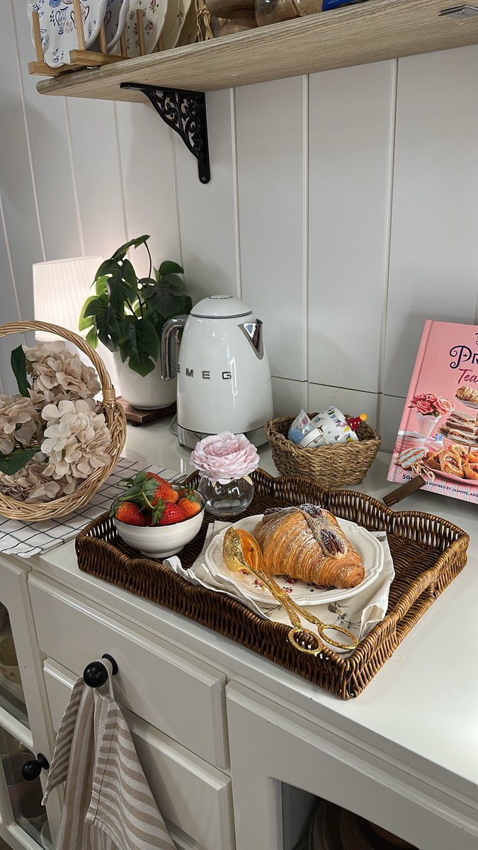 sofya2021's tweet image. اللّحظات الحلوة اللي نصنعها لأنفسنا .. 🥣🥐☕️🛋️🪽