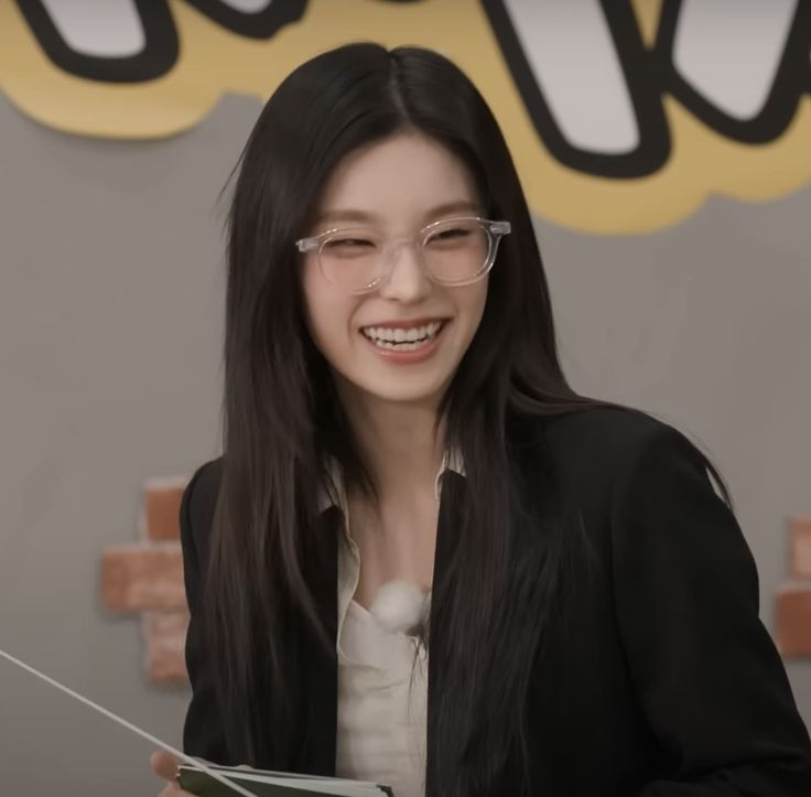 yeji_eyes's tweet image. eye smile of the day :)