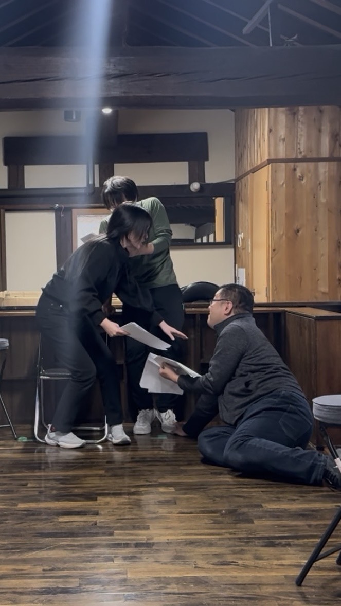 しなの８號のお稽古のワンシーン
本日は、会場となる信濃ギャラリーでお稽古でした！笑いの絶えないアットホームな稽古場です！！
