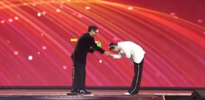 kjymisser's tweet image. three deep bows for each of his three daesangs 🤍 you will always be my idol of idols