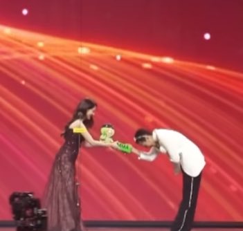 kjymisser's tweet image. three deep bows for each of his three daesangs 🤍 you will always be my idol of idols