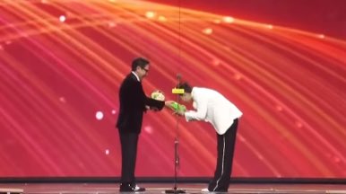 kjymisser's tweet image. three deep bows for each of his three daesangs 🤍 you will always be my idol of idols