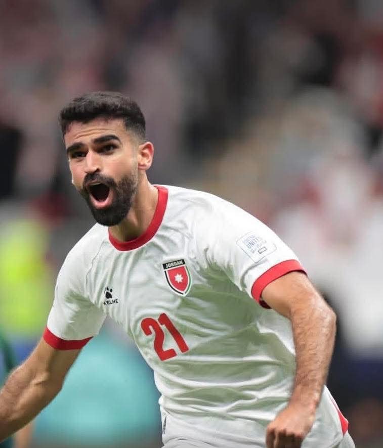 بعد مباراة الأردن وروسيا تقدم نادي روسي بعرض رسمي لضم نزار الرشدان واللاعب ابلغهم إنه وقع عقد جديد مع نادي الزوراء العراقي والان اللاعب قريب من دخول الفترة الحرة قد يكون العرض الي تكلم عنه مفيد حسونه من نفس النادي الروسي لأن الأندية الروسية تدفع مبالغ كبيرة، مجرد قراءة للمشهد ✅