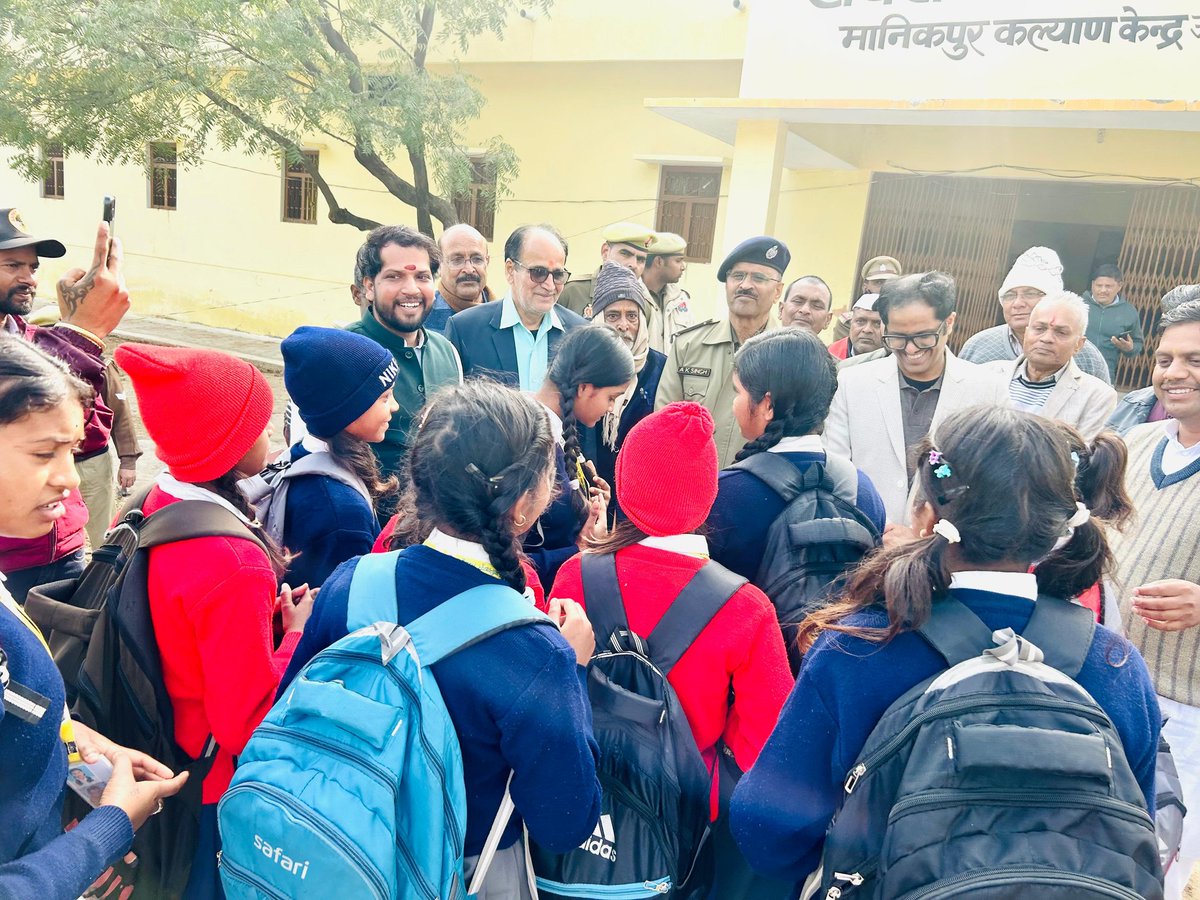 SaketAjad's tweet photo. हमारे चित्रकूट के जिलाधिकारी श्री पुलकित गर्ग जी 
द्वारा अपने क्षेत्र मानिकपुर में निरीक्षण करने एवं कल्याण केंद्र  में छात्रों से बात करने हेतु .....
अपने मानिकपुर क्षेत्र का विकास करने हेतु मै अपने क्षेत्र वाशियो द्वारा आपको तहे दिल से बहुत बहुत धन्यवाद करता हु https://t.co/1aRX1tSivN