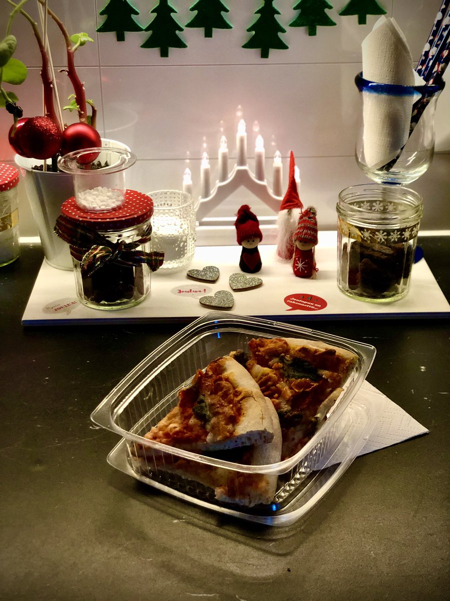 helip_j's tweet photo. Saunassa käyty ja pizzalauantaita vietetty 🌿 Nyt iltapäivä urh parissa 👍 #saunapäivä #joulukuu2025 #december20th https://t.co/A9R7eLz1NH