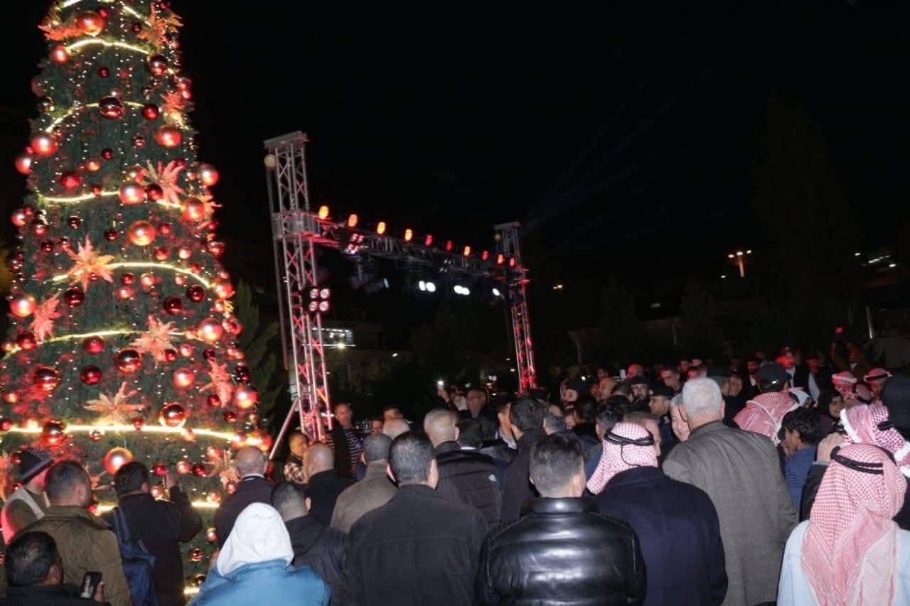 "السياحة" تنظم حفلا لإضاءة شجرة عيد الميلاد بمدينة السلط #بترا 