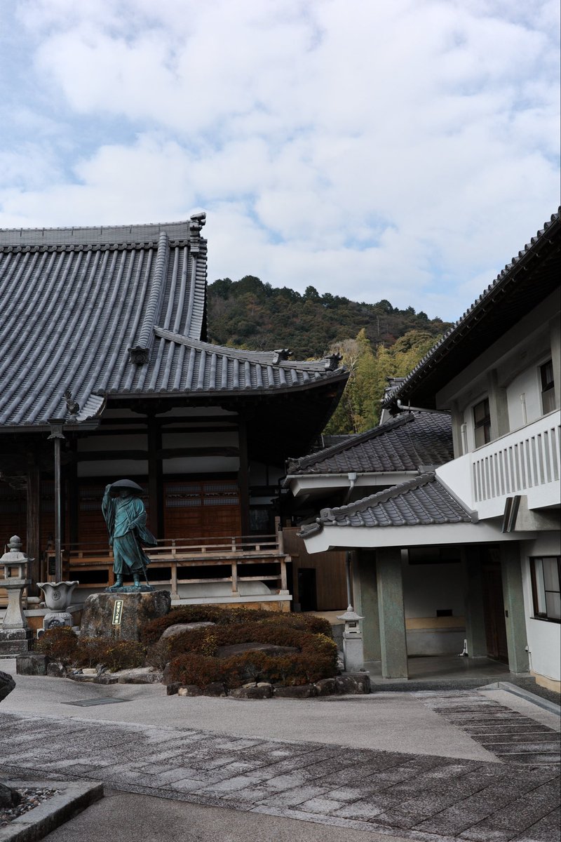 kyorenji1592's tweet photo. 浄土真宗本願寺派　教蓮寺

来年秋朝ドラのモデル、宇野千代さんの菩提寺です。

宇野千代さんとは前住職と親交が深く、寺族一同喜んでおります。
話が好きなので、ぜひお参りの際にはお声がけくださいませ。

錦帯橋から歩いて10分
山口県岩国市川西2-1-10

#宇野千代　#石橋静河　＃岩国市　#教蓮寺 https://t.co/JdiMfaC6ZQ