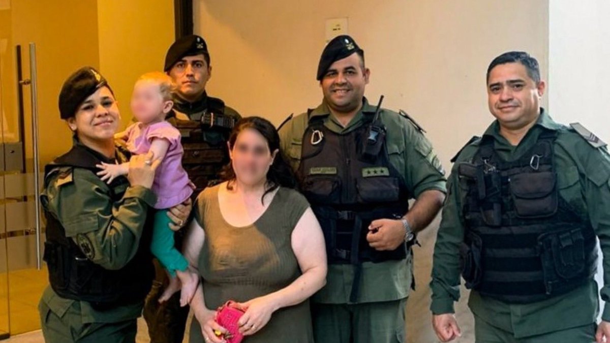 Listos cuando más se los necesita.

Esta bebita se estaba asfixiando y ahora está fuera de peligro gracias a los gendarmes que la estabilizaron con maniobras de primeros auxilios y la trasladaron al hospital.

Vocación, compromiso y humanidad. ¡GRACIAS A CADA UNO!