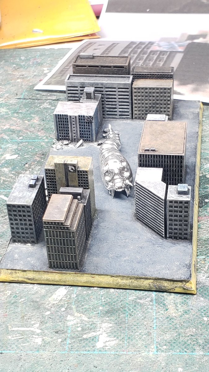 しずおか鋳物「重太郎」さんから発売のモスラ(1992)箸置きの宣伝写真用のジオラマベース(非売品)の塗装をさせていただきました！思い入れ深い30年前の大怪獣総進撃シリーズを思わせるアイテムに感激しつつ、そのテイストで仕上げさせて頂きました！😊ご依頼ありがとうございました！#モスラ