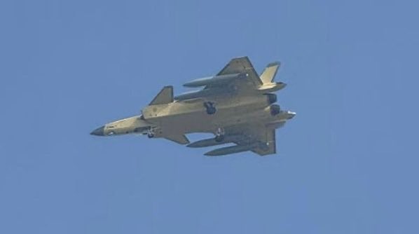 PLA_MilitaryUpd's tweet image. 🇨🇳J-20 Mighty Dragon 🐉 in BEAST MODE 😈🔥