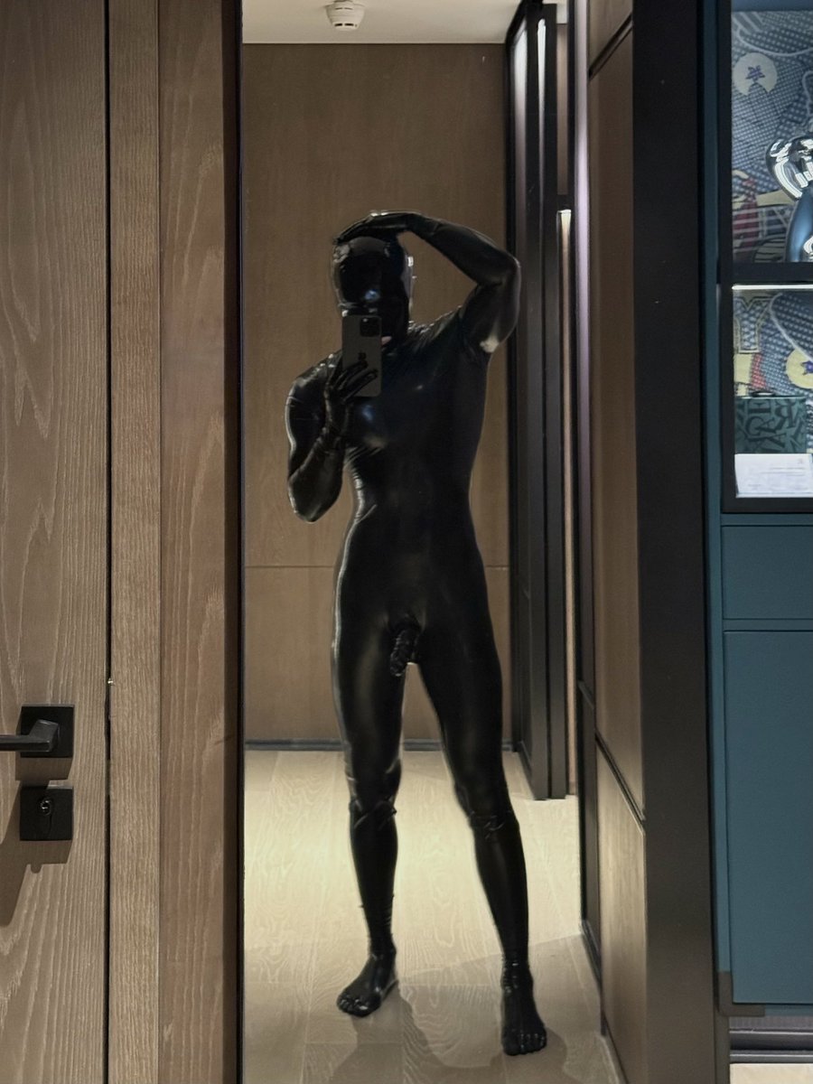 RRUBERRR's tweet photo. Rubber boy
#rubber #latex #胶衣 https://t.co/9Arcrr5sSf