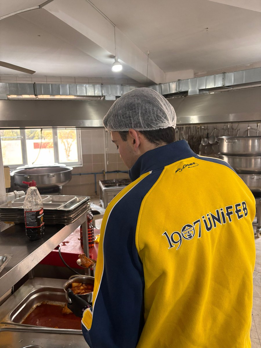 #ÜnifebCares projeleri kapsamında 1907 ÜNİFEB Pamukkale Üniversitesi örgütlenmesi olarak 20 Aralık Uluslararası İnsani Yardımlaşma Günü'nde Pasvak Aşevi'nin Bağbaşı şubesinde gönüllü olarak çalıştık.