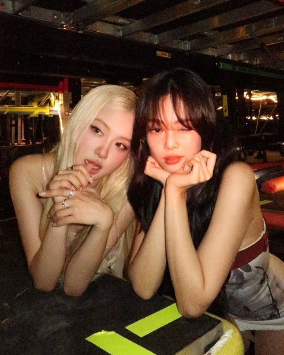 TheePopCore's tweet image. BLACKPINK's JENNIE &amp;amp; ROSÉ both won Awards at the 2025 MelOn Music Awards.