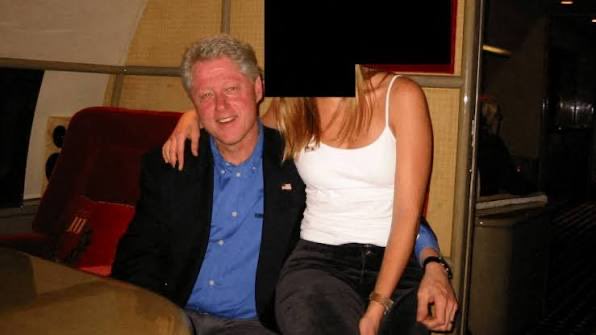 EPSTEIN FILES: QUEL DATO SCONVOLGENTE

Cosa emerge dagli Epstein Files di cui è stata rilasciata la prima tranche? Le
fotografie dimostrano, una volta di più, il coinvolgimento di personaggi importanti come Bill Gates e Bill Clinton. Ma in attesa che emerga il materiale più