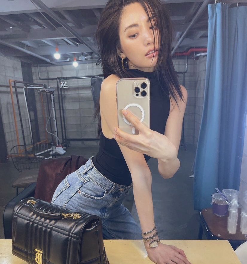 crypticsens's tweet image. guess who is behind these flowers??