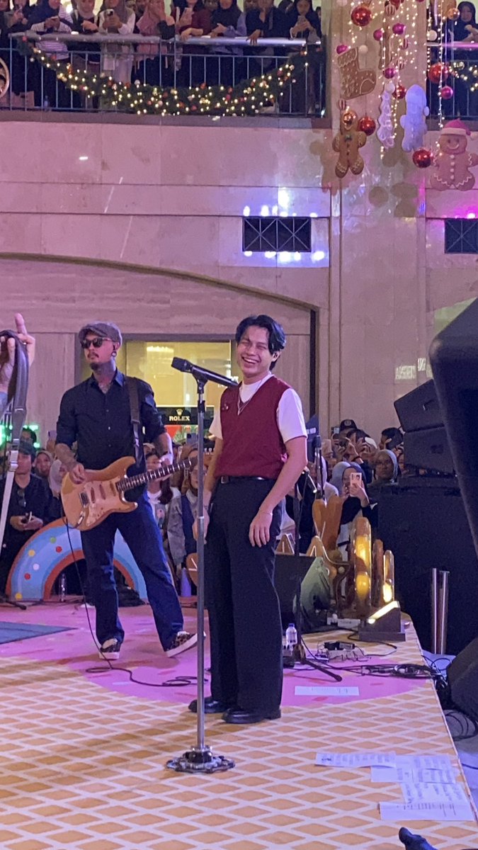 Saalalaaa's tweet photo. when the fit hits and the aura follows 🫠🖤
rony in a classic white tee, layered with a sharp vest, clean black trousers shaping the look just right.
styled by kak eksy — simple, fresh, and on point. thank you kak! https://t.co/oP9hh5oSfz