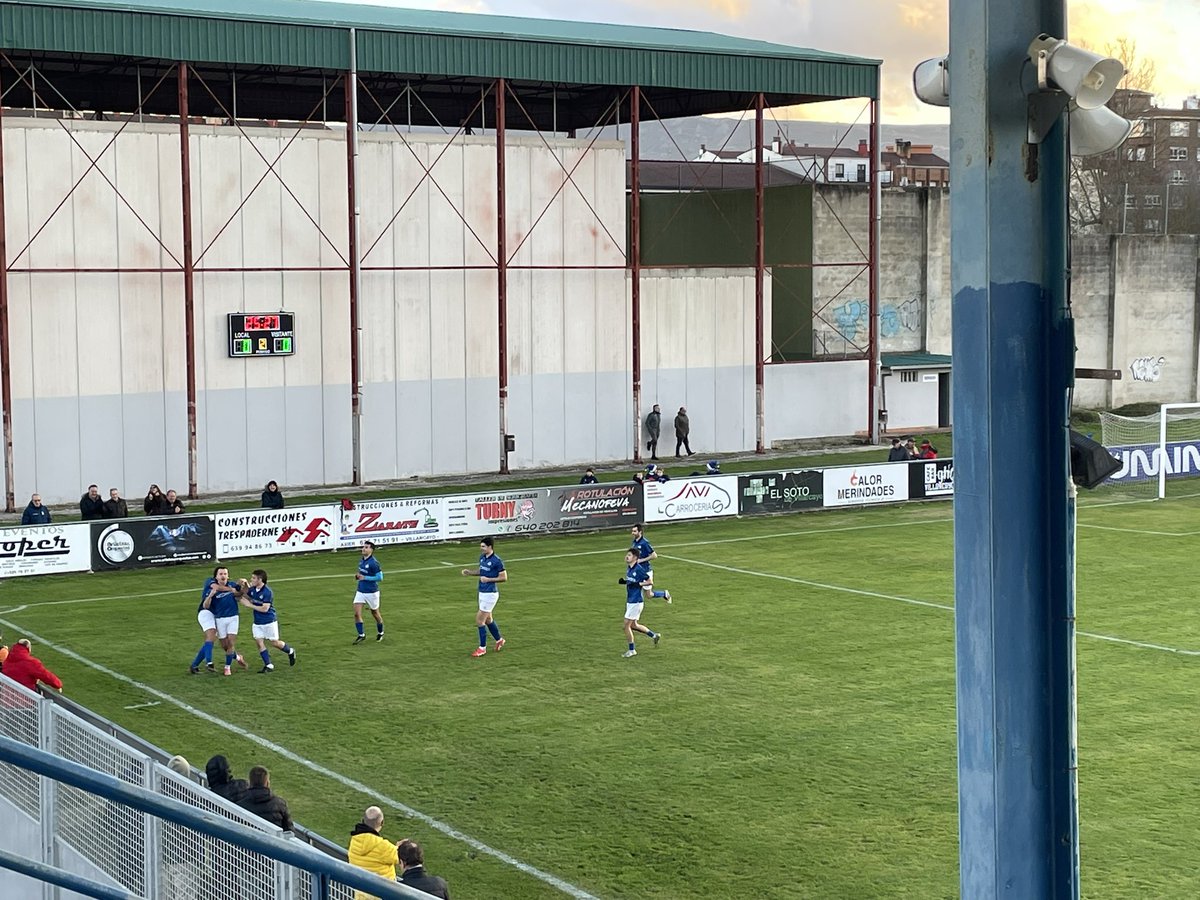 71' ¡Gooooool de Manoliiin de penalti!

Villarcayo Nela 1-0 <a href="/CD_GolCamaretas/">C.D. Golmayo Camaretas</a>