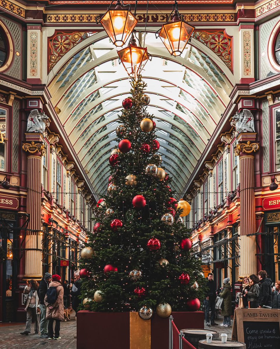 visitlondon's tweet photo. A festive stroll through Leadenhall Market🎄 [📸 @sparrowinlondon]  #LondonMakesItPossible #VisitLondon https://t.co/3qTyxlvmTv https://t.co/5KCfVeBqwu