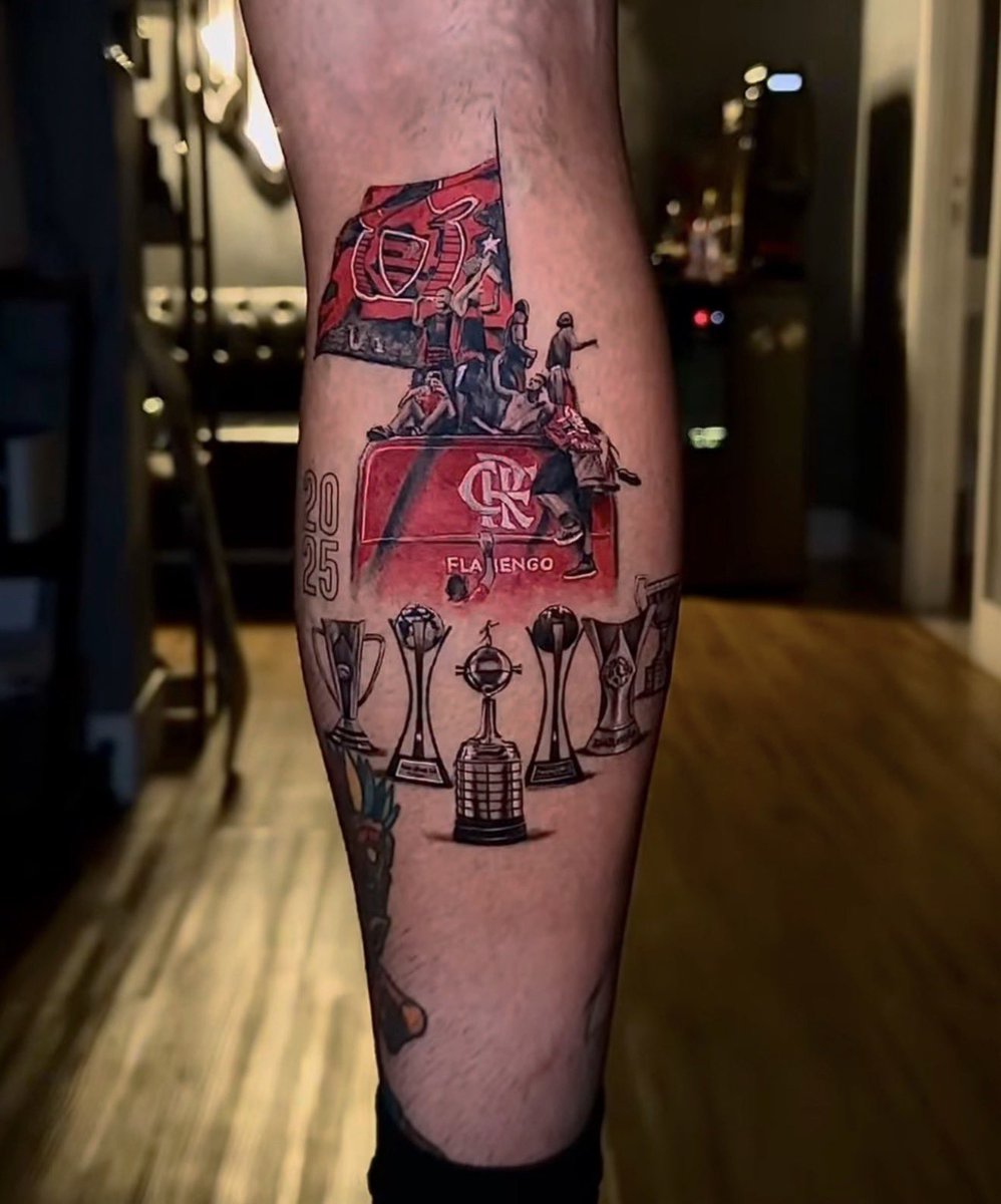 DoentesPFutebol's tweet image. A nova tatuagem de Pulgar, volante do Flamengo. 

O jogador eternizou o AeroFla rumo a Lima e as taças conquistadas em 2025.  

BRABO! 🇨🇱🔥