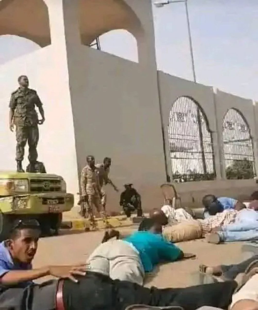 jamaljabir612's tweet image. تتذكروا لما كنتو نايمين طره والجيش حماكم 😅😅