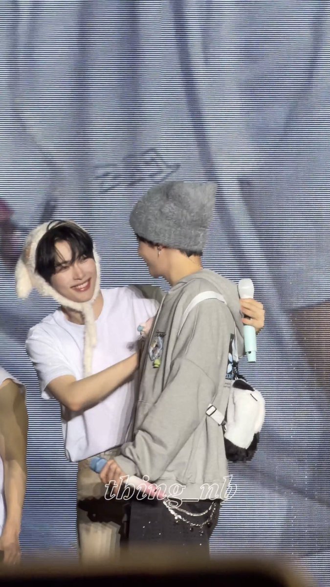 이건누가봐도사랑일텐데.. 
종일함께면질릴텐데..