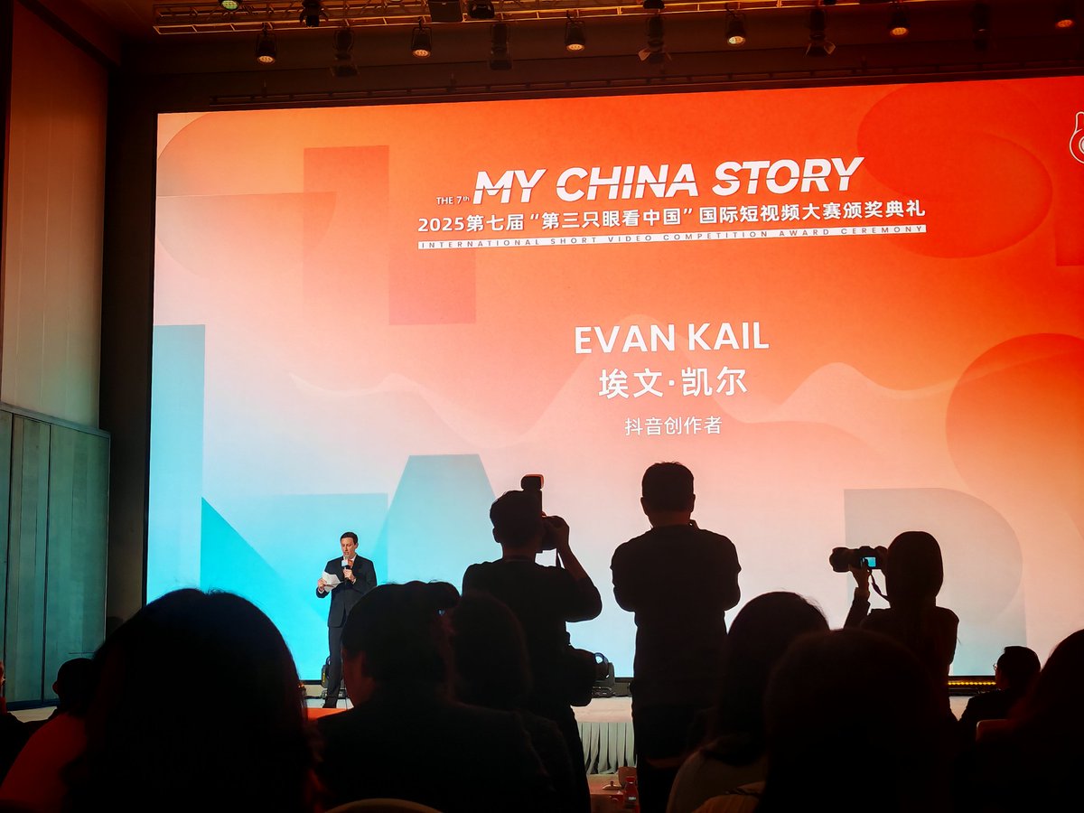 LIN_Zhaoy's tweet image. 远远的看一眼埃文·凯尔！！！激动