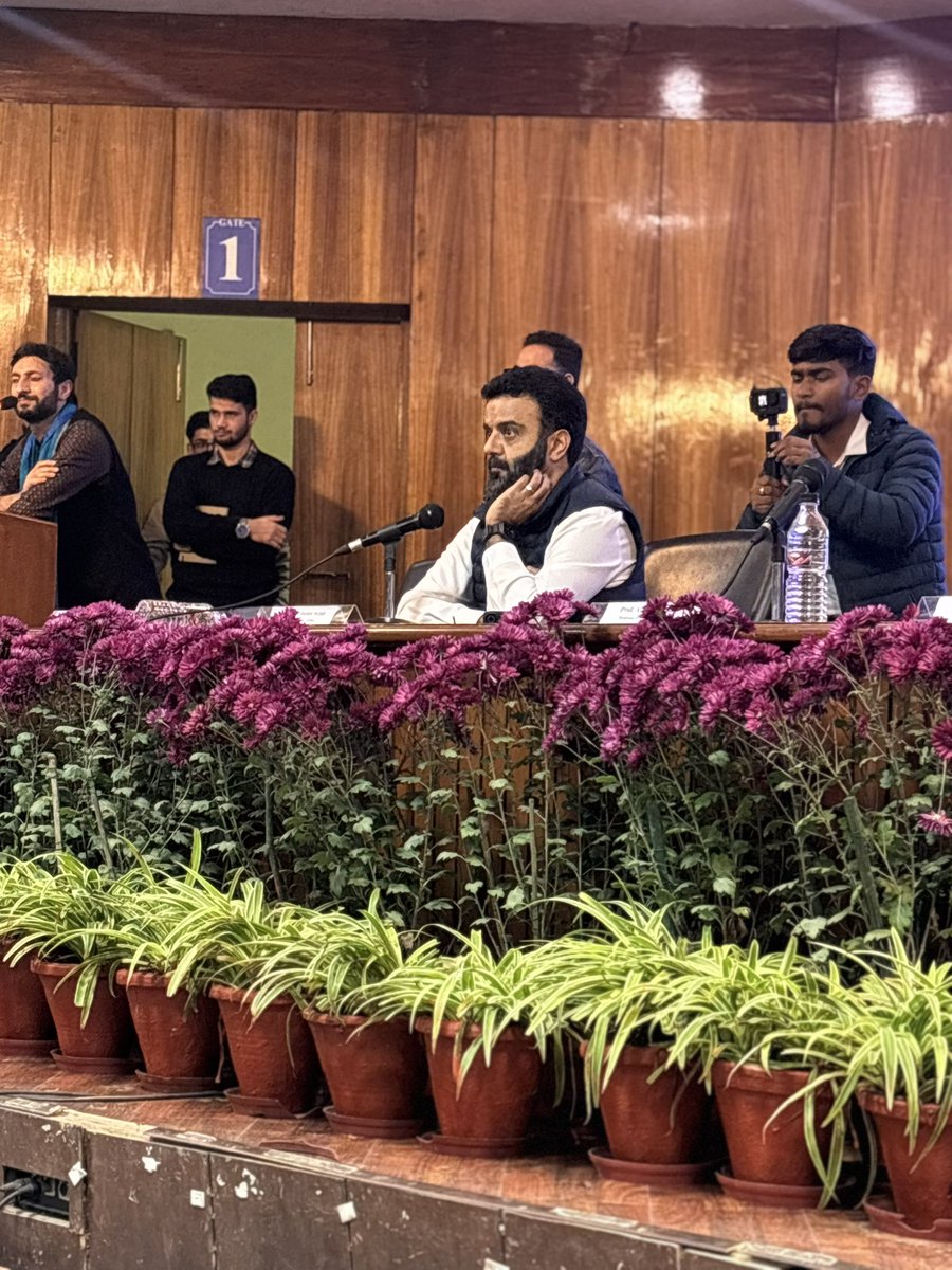 i_imad_19's tweet photo. Today we met @RuhullahMehdi sahab . He spoke thoughtfully about key social issues and the growing concern of drug abuse. A meaningful and insightful interaction.
@Office_ASRM 
#kashmir https://t.co/ZVqB3H1KeQ