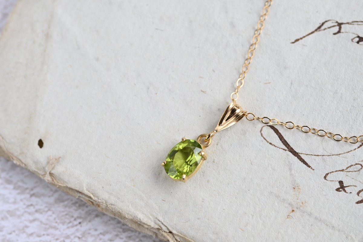 カジュアルな定番カラーのネックレス