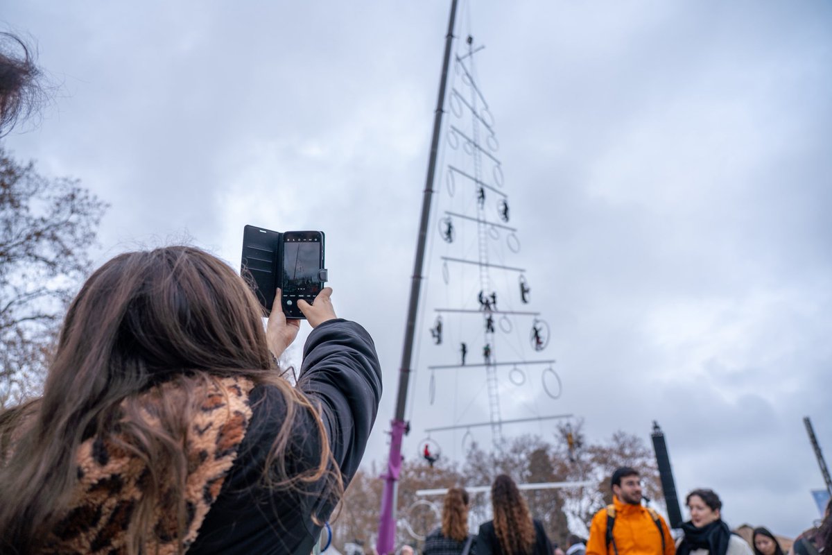 En ce moment sur la place de la Comédie, ADN – Odyssée verticale de la compagnie Cie Transe Express fait ses derniers réglages pour ce soir !