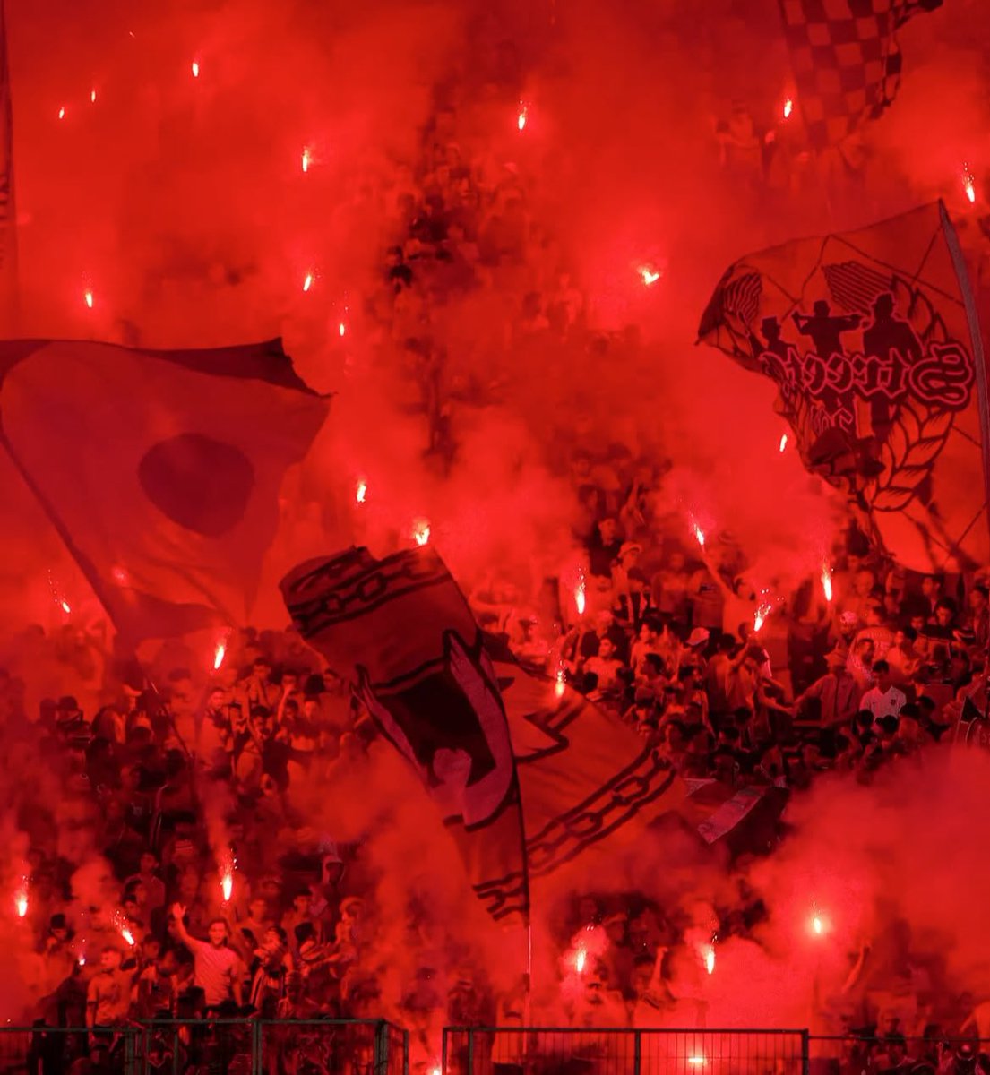 JMA_Morocco's tweet image. 𝗣𝗔𝗦 𝗕𝗘𝗦𝗢𝗜𝗡 𝗗'𝗜𝗡𝗙𝗟𝗨𝗘𝗡𝗖𝗘𝗨𝗦𝗘𝗦, 𝗥𝗘𝗚𝗥𝗔𝗚𝗨𝗜 𝗩𝗘𝗨𝗧 𝗨𝗡 𝗣𝗨𝗕𝗟𝗜𝗖 𝗕𝗢𝗨𝗜𝗟𝗟𝗔𝗡𝗧 ⵑ 🇲🇦🌋

🗣️ Walid Regragui 🇲🇦 :

« Ceux qui viennent pour les photos et les petits fours de la mi-temps, 𝗡𝗢𝗨𝗦 𝗡’𝗔𝗩𝗢𝗡𝗦 𝗣𝗔𝗦 𝗕𝗘𝗦𝗢𝗜𝗡 𝗗𝗘 𝗟𝗘𝗨𝗥…