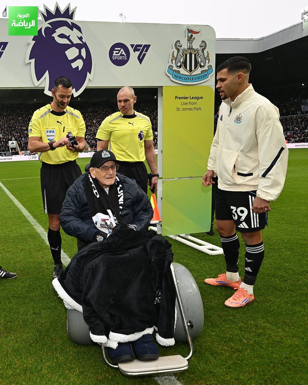 توم ويلكنسون البالغ من العمر 100 عام هو من أجرى قرعة ركلة البداية في مباراة نيوكاسل وتشيلسي. توم ويلكنسون حضر أول مباراة لنيوكاسل يونايتد عام 1939 