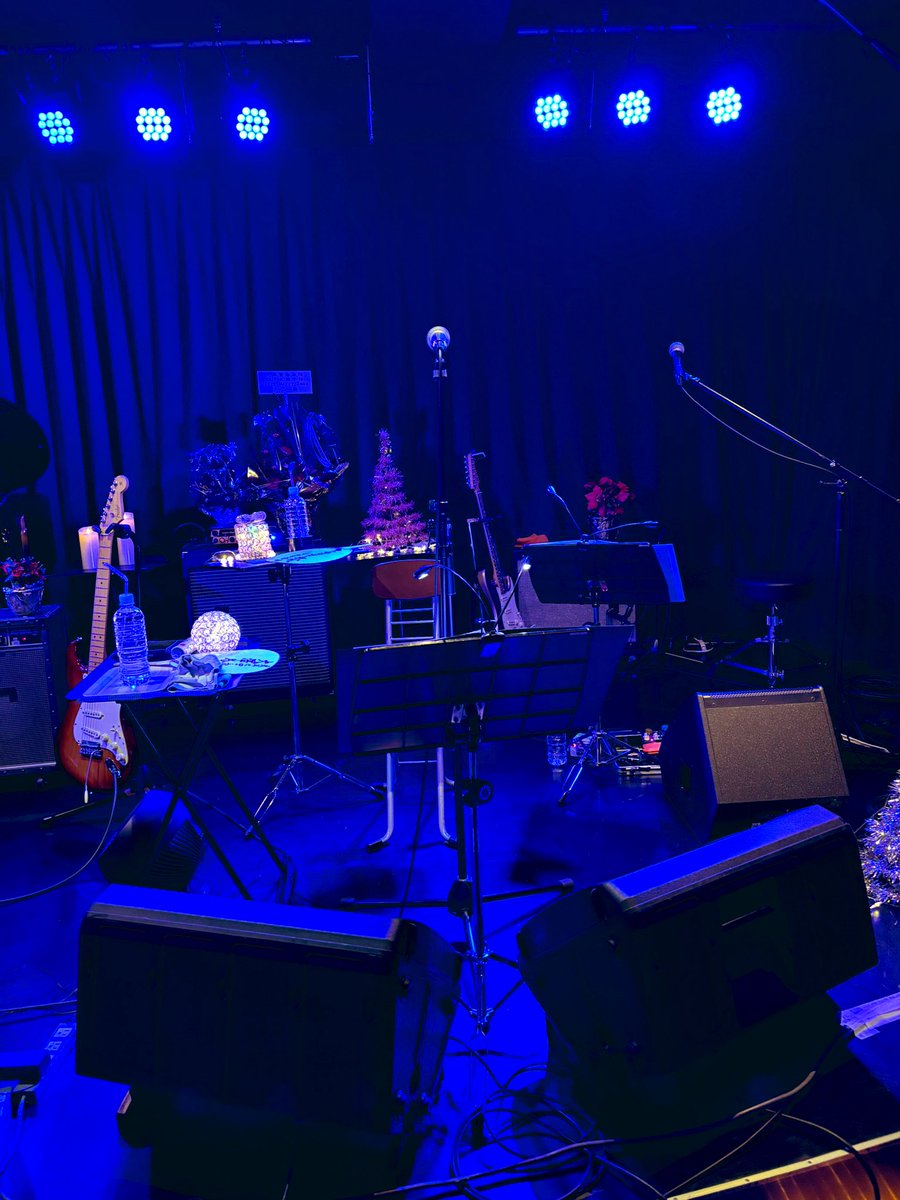 大澤誉志幸@高槻MUSIC SQUARE 1624 TENJIN。自分的に尾道ぶりの久美ちゃんがゲストのクリスマスライブ🎄熱い空間で冬の曲やクリスマスソングを堪能。アンコールでライダース脱いで登場した久美ちゃんに「お前..スゴイナ..くびれが」「セクハラ？」にウケた😂来年大澤さん45周年🎉2人でもあちらこちら😍