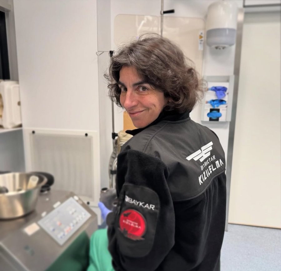 Avrupa’da yapay kalp nakli gerçekleştiren ilk kadın cerrah Dilek Gürsoy, BAYRAKTAR KIZILELMA montu ile bir fotoğraf paylaştı.