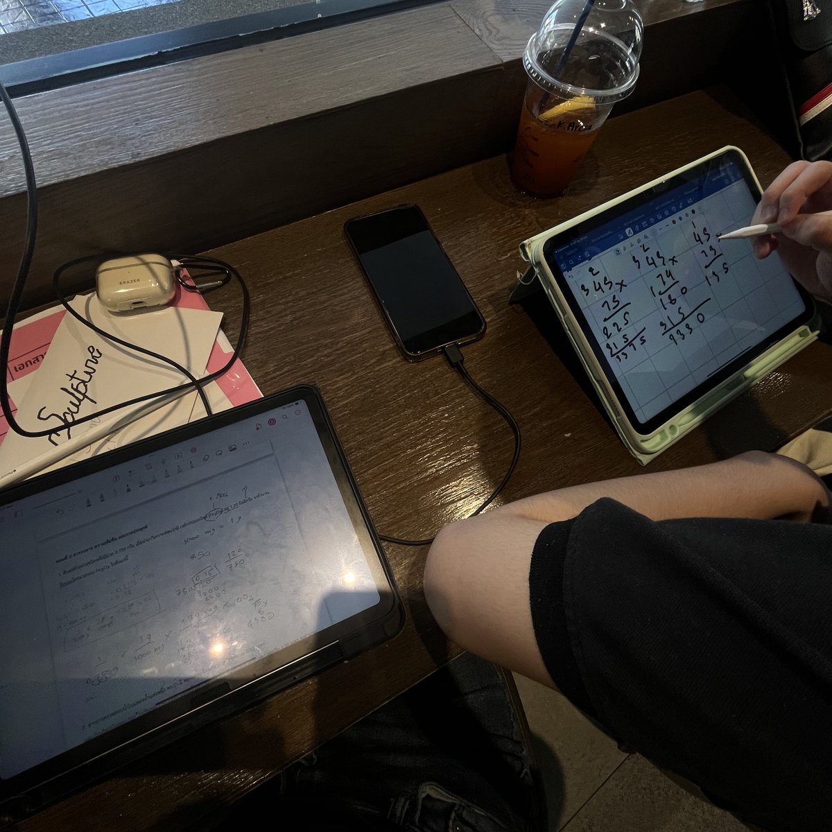 archastq's tweet image. แชร์ทริคอ่านหนังสือยังไงให้ไม่เครียด ยิ้มได้ แต่ยังอ่านได้วันละ 10hr++

ข้อที่ 1 : อ่านกับตี๋