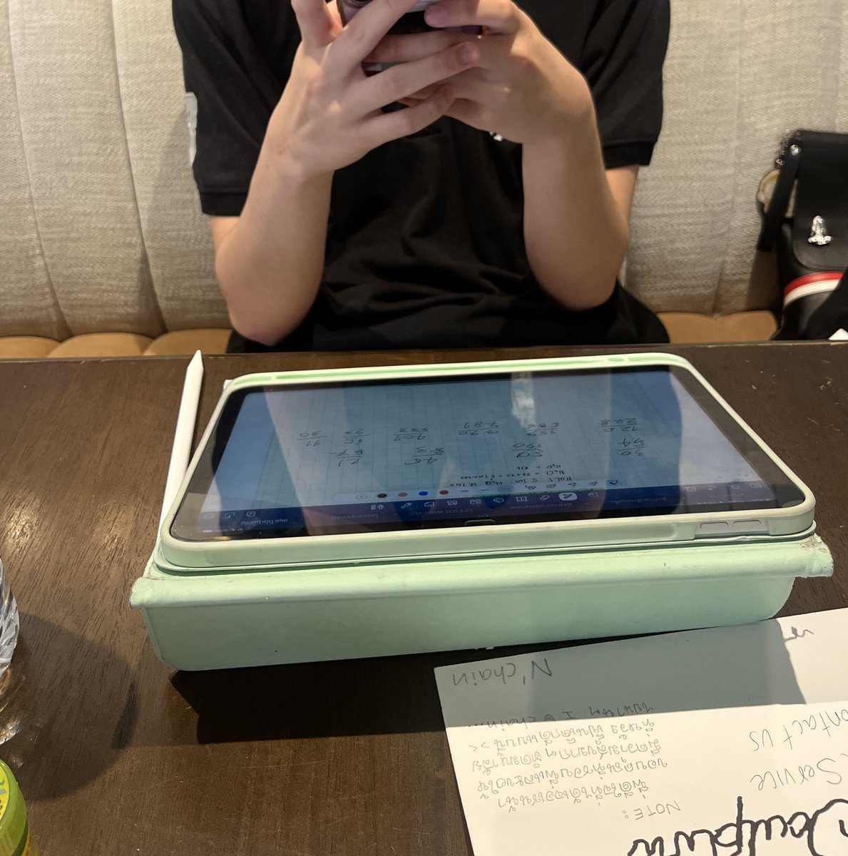 archastq's tweet image. แชร์ทริคอ่านหนังสือยังไงให้ไม่เครียด ยิ้มได้ แต่ยังอ่านได้วันละ 10hr++

ข้อที่ 1 : อ่านกับตี๋