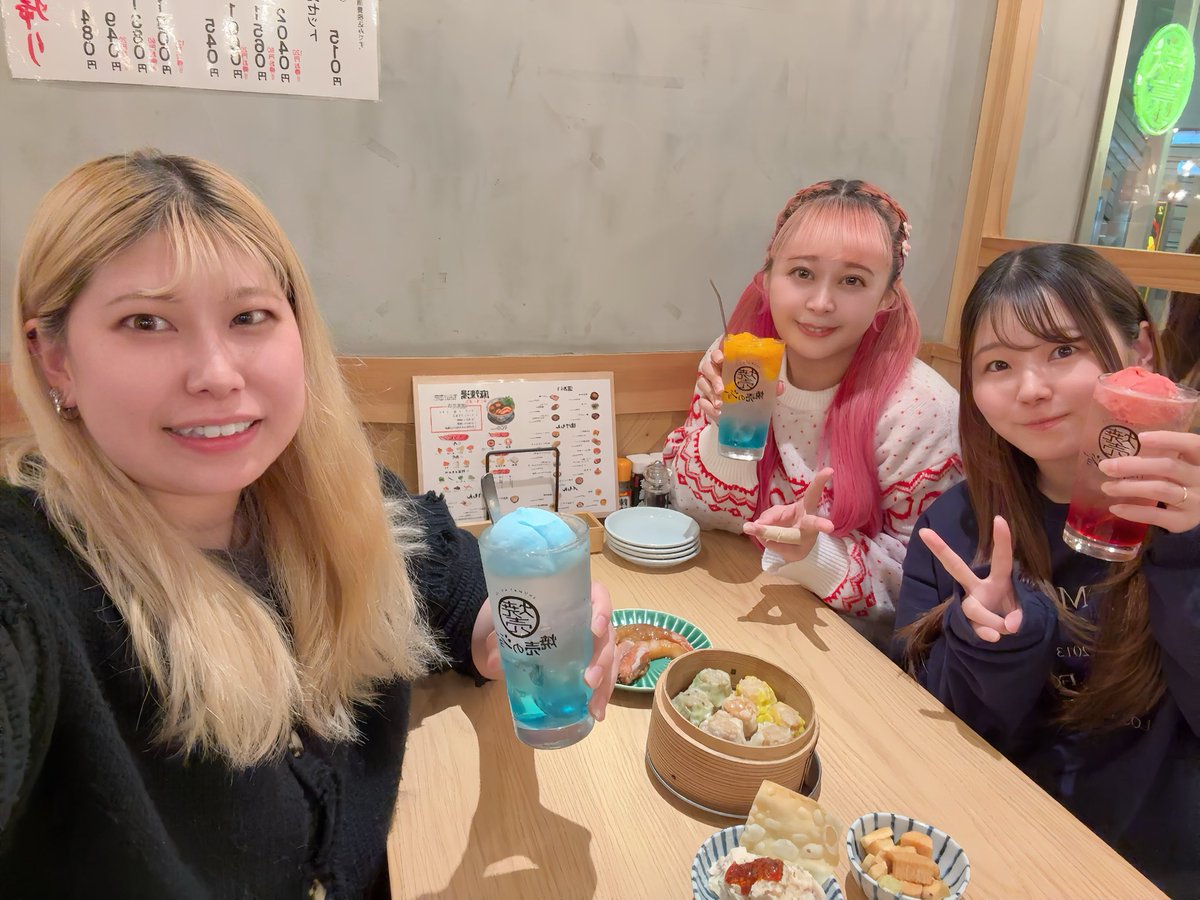 かわいいかわいい🩷
ふぃるすふれっと<a href="/fill_souffletto/">ふぃるすふれっと</a> の
ちや<a href="/nezukichiya/">子月 千夜</a> 
あまね<a href="/amane_h_sing/">灰葉雨音🌱🫧</a> と
忘年会〜〜🍻

プライベートはめちゃおしゃべりなのよね。
この子たち🙃笑笑

新年会もしよーねん