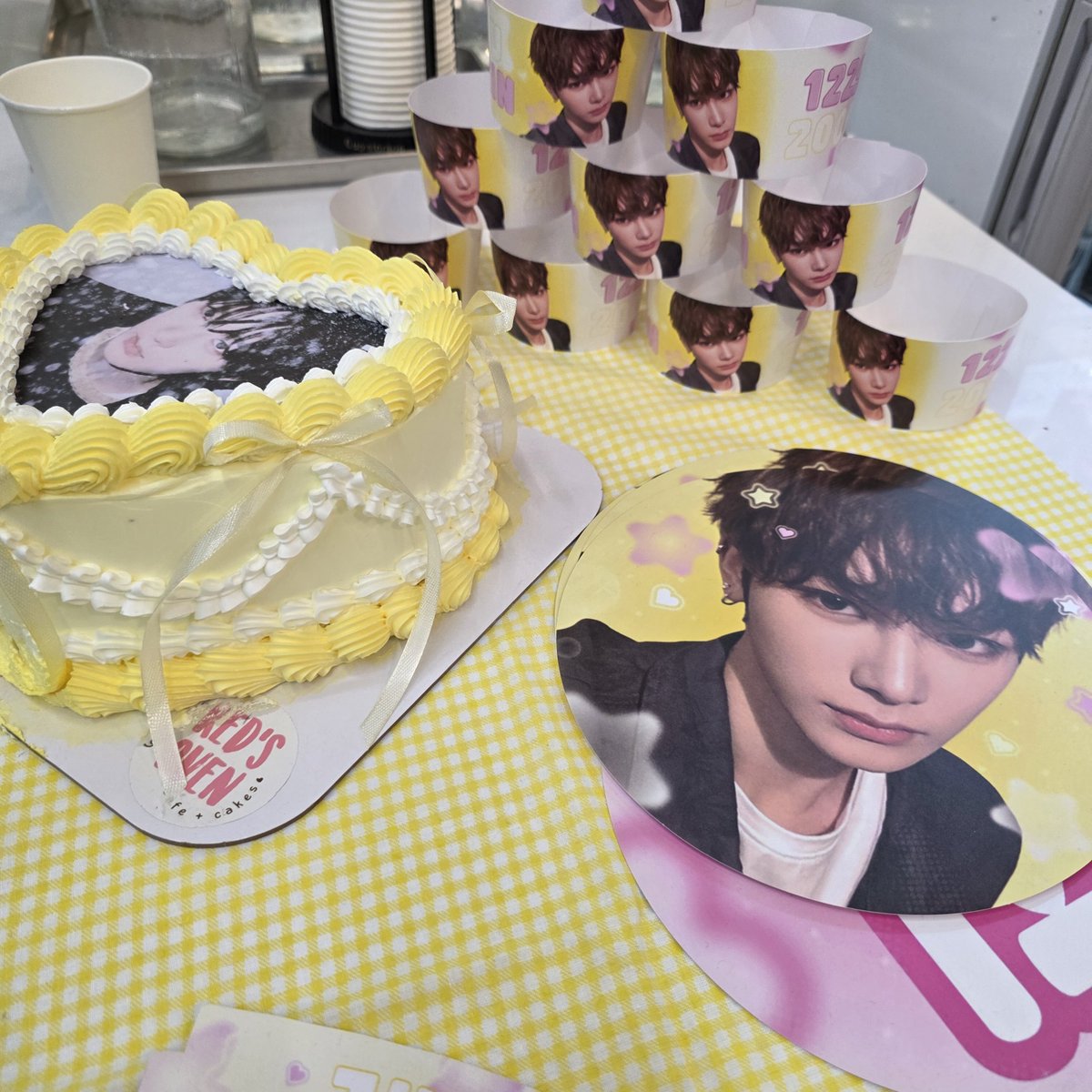 ald1loveclub's tweet image. Special thanks to everyone behind #ALD1OurBeginning 🤍

Main Organizer:
@leowoneade

Designer: 
@chuleowon

Printers &amp;amp; Suppliers:
@leowoneade
@fanmerchant_ (paper cups)

Admins:
@junseofhearted
@d_mnsoular
@infpsw

Emcee:
@hyeonliyuz

Partner Cafe:
@cafe408_