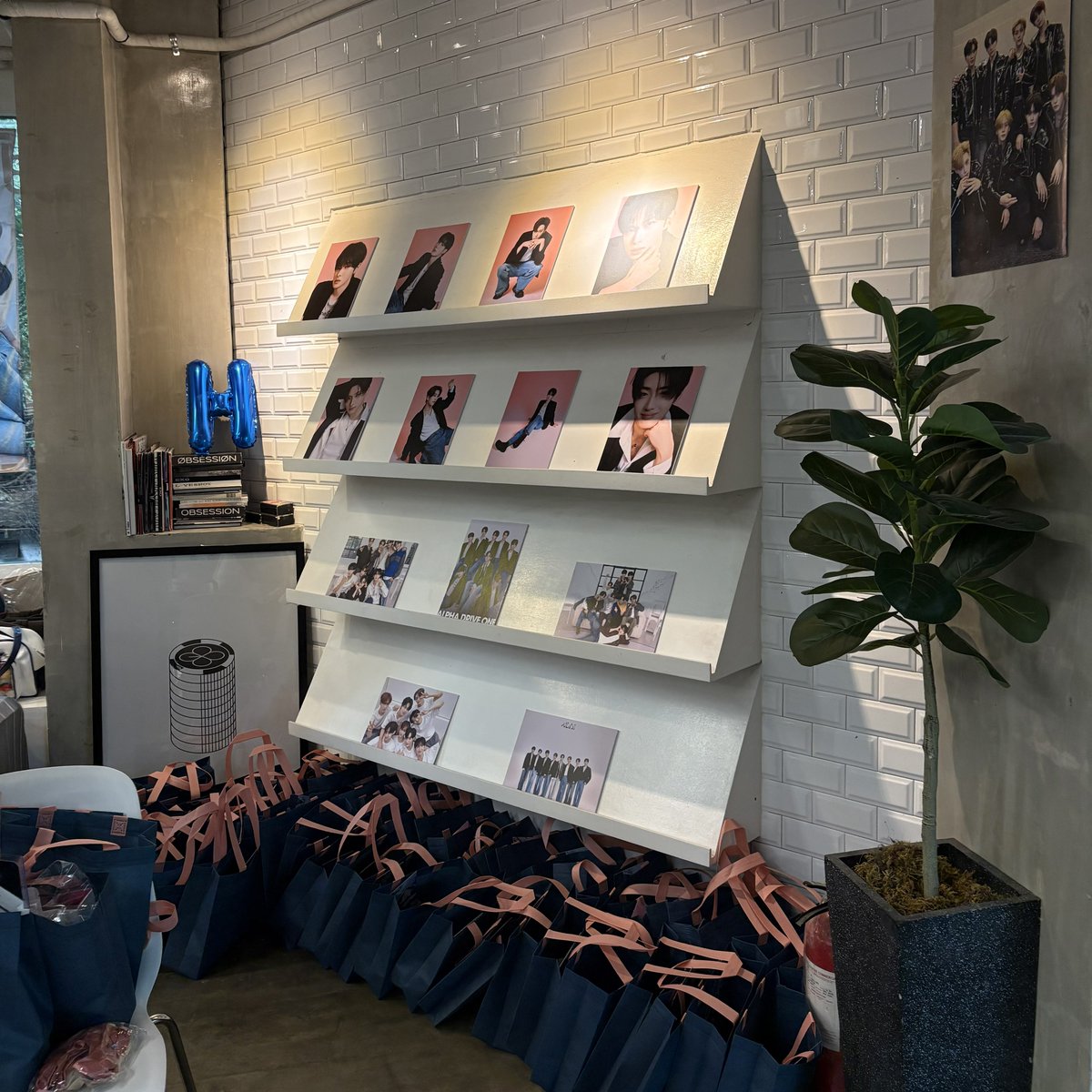 ald1loveclub's tweet image. Special thanks to everyone behind #ALD1OurBeginning 🤍

Main Organizer:
@leowoneade

Designer: 
@chuleowon

Printers &amp;amp; Suppliers:
@leowoneade
@fanmerchant_ (paper cups)

Admins:
@junseofhearted
@d_mnsoular
@infpsw

Emcee:
@hyeonliyuz

Partner Cafe:
@cafe408_