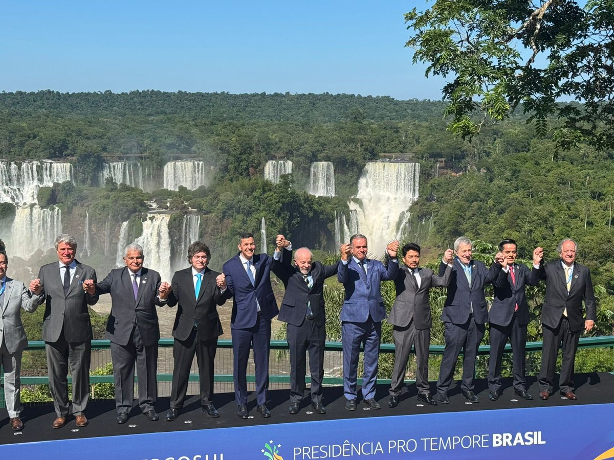 Presidente <a href="/JoseRaulMulino/">José Raúl Mulino</a> participa en la Cumbre del Mercosur en Brasil este sábado. Es recibido por el Presidente de Brasil  Luiz Ignacio Lila Da Silva
<a href="/javierachapma/">Javier Martínez-Acha Vásquez</a> 
<a href="/FelipeChapman/">Felipe Chapman</a> 
<a href="/moltojulio/">Julio A. Moltó A.</a>