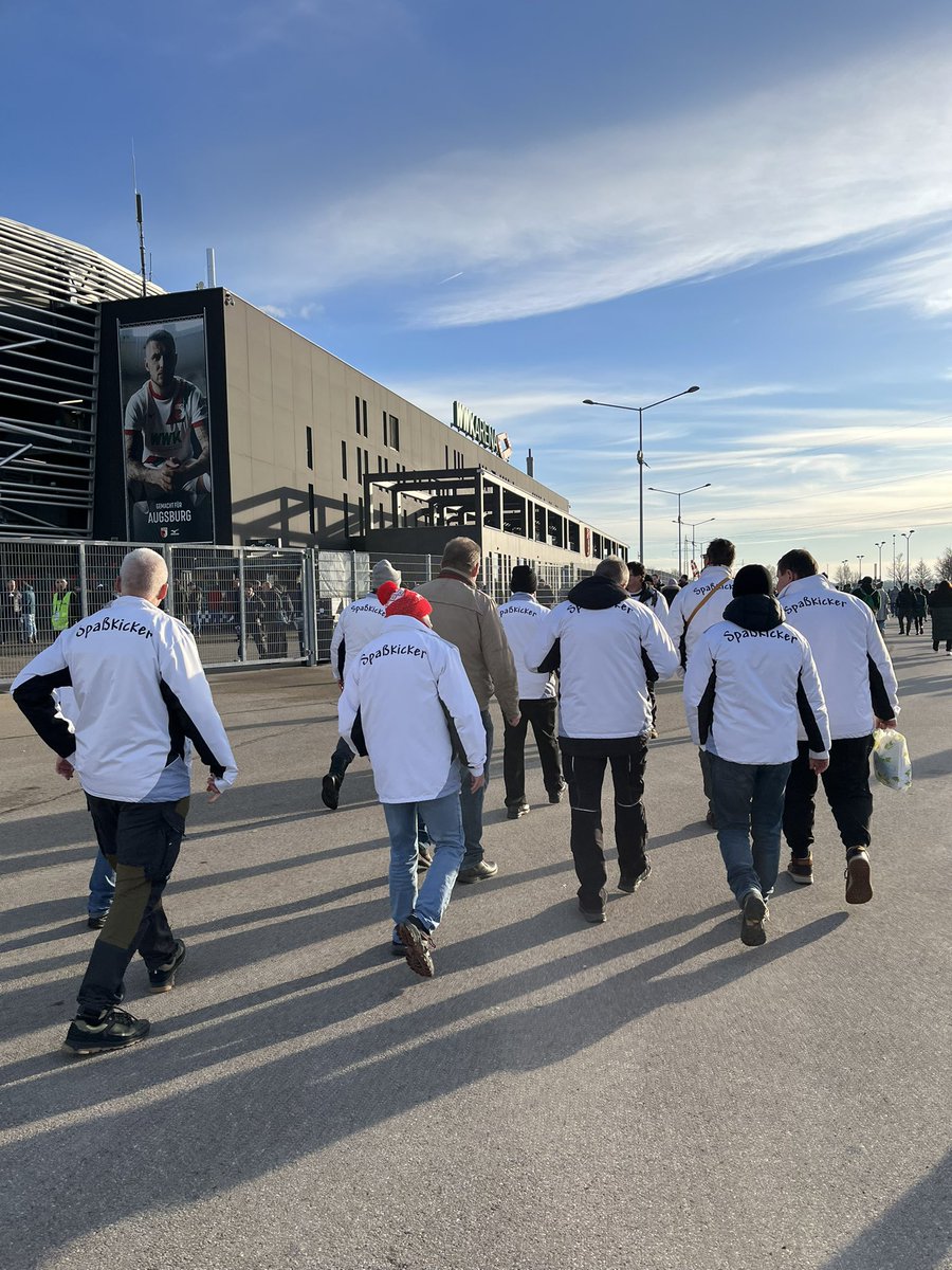moritzpoporitz's tweet photo. Die Werder Mannschaft macht sich vor dem Stadion schon mal warm https://t.co/MEI02cLIgQ
