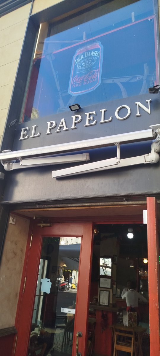 Hay q tener nula empatía,cuando no miserable, para colocar cosas en la solería podotáctil para personas invidentes. <a href="/PoliciaSevilla/">Policía Local de Sevilla</a> a escasos metros...Esta es la sensibilidad d <a href="/HosteleriaSev/">Hosteleros de Sevilla</a> y <a href="/Ayto_Sevilla/">Ayuntamiento de Sevilla</a>