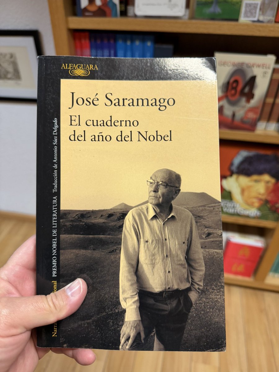 1️⃣ El cuaderno del año del Nobel no es un libro sobre el éxito. Es un libro sobre el desorden que provoca el reconocimiento. Saramago no escribe desde el pedestal, escribe desde el cuerpo: el cansancio, los aeropuertos, la casa, el viento de Lanzarote, la compra de calcetines. El