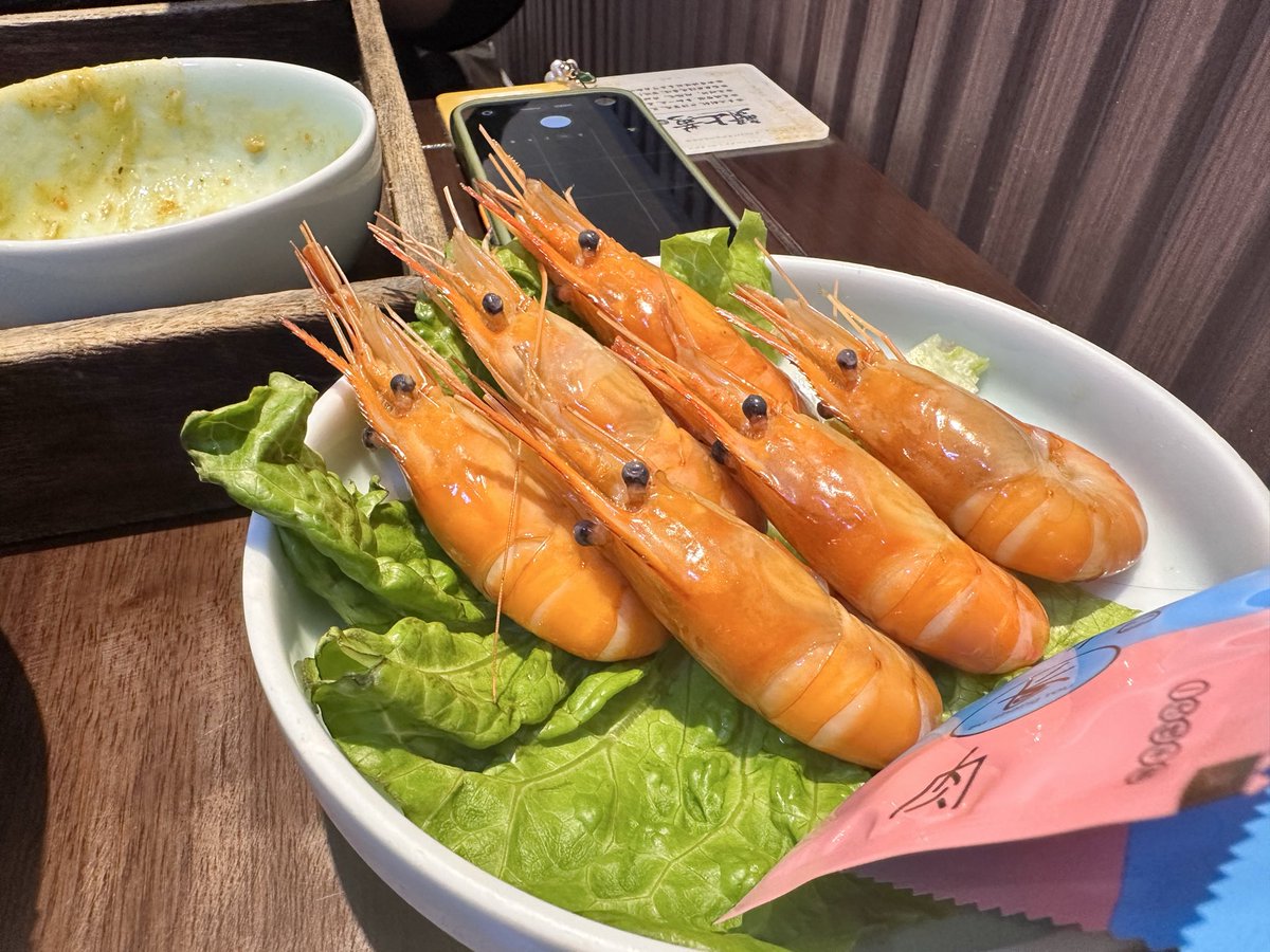 昨天飛到上海，今天在朋友口中介紹的蟹肉蟹黃撈麵，確實不錯，醉蝦醉蟹亦都好吃！聖誕假期正式開始。