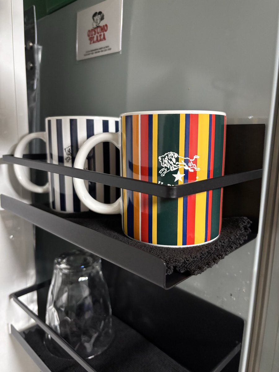 Redtelly's tweet image. 色違いのマグカップ買ってもらった🎵
イルビゾンテって革製品が素敵なのねー、こういう小物も出てるけど