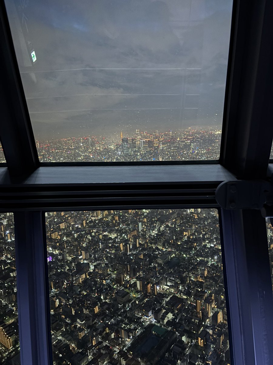 本日2公演ありがとうございました。
とうとう我慢できずにスカイツリーに登ってしまいました。生憎の天気でしたが人々の営みは輝いて見えます。
明日千秋楽となっております。
残り1日お付き合いいただければ幸いです。