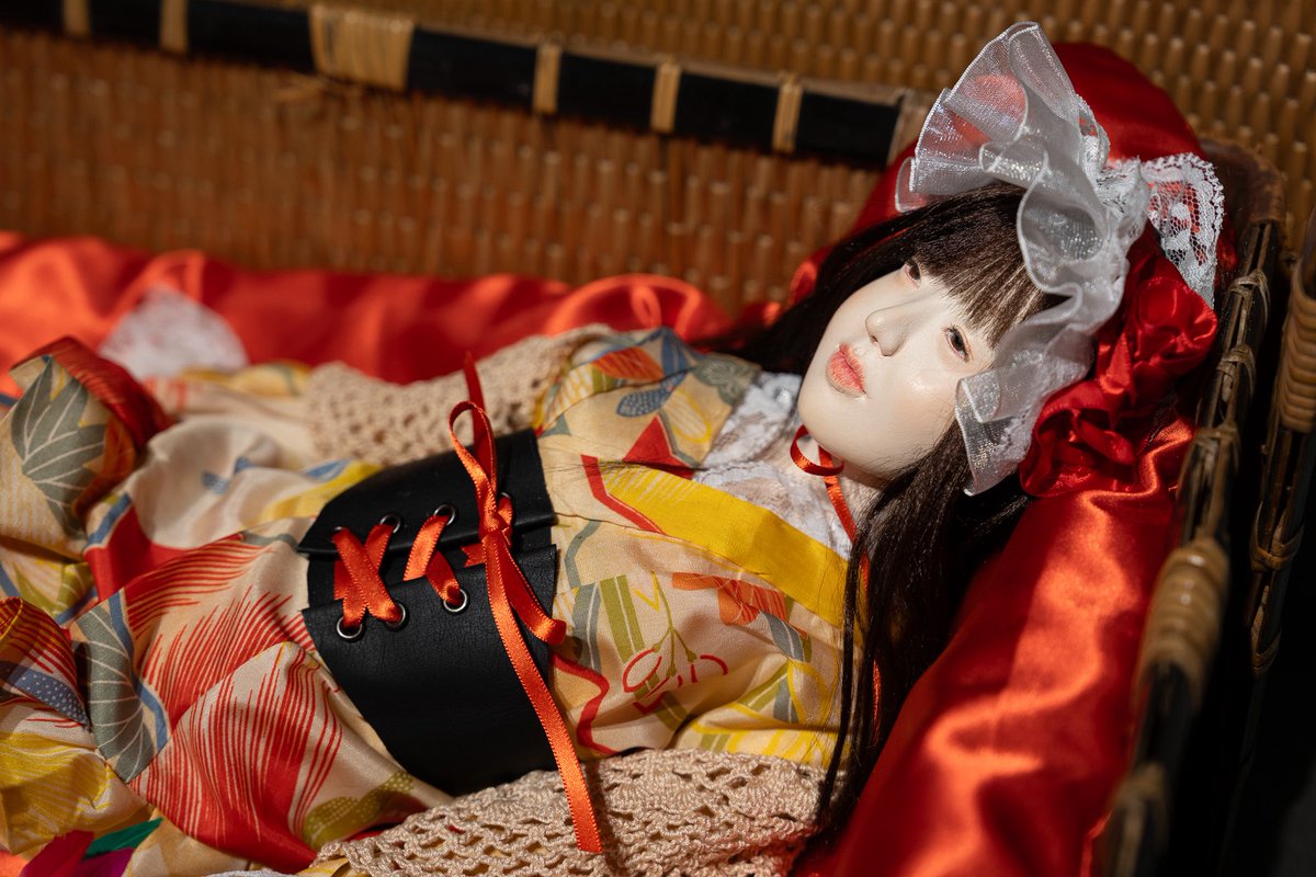 みなとみらいギャラリーにて。
花さま（<a href="/saitasaita_hana/">花　作品集『遊びめ人形』発売🌸</a> ）
『おもちゃ』
葛籠の中には可愛らしい和人形さん✨
鮮やかな着物、一緒に入っているおもちゃが少女の純朴さを際立たせより一層素敵に見えます💕
＃横浜みなとみらいギャラリー
#第5回My・クリエイティブドール展
#創作人形公募展