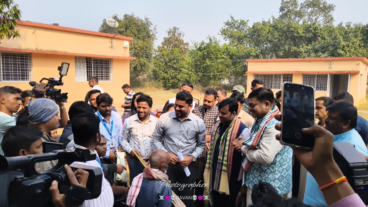 DSSOJharsuguda's tweet photo. 2 Mentally Ill Persons namely Ganesh Sharma from Gaya, Bihar and Shyamlal Dhanvar from Raigarh,Chhatisgarh have been reunited with their families  in presence of Hon'ble Minister for Law, Works, and Excise ,,Hon'ble MLA, Jharsuguda &amp; Collector Sir  under "Sneha Setu"  initiative. https://t.co/Tz69T9EFAv