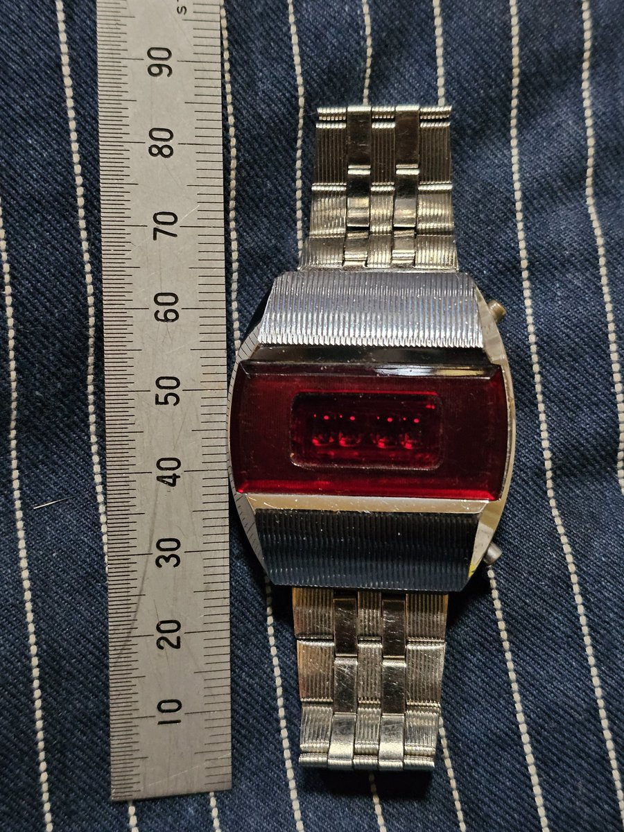 kitsin5's tweet photo. 成人のお祝いで買ってもらった時計 メンテに出してきた。

バブルの絶頂だった頃 友人はみんな国産のピカピカで薄いアナログの腕時計をしていて
「なにそれ?なんで赤いの?」
「ロシア製  押すと光る」
「はぁ?」って感じだったけれど、あの頃この時計を選んだ俺にイイネしてあげたい。 https://t.co/Oqwh3Sd3Ds