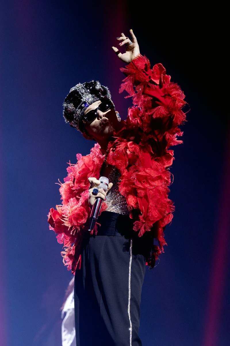 G-Dragon makes history as the first solo act to sweep 3 Daesangs at once at the MelOn Music Awards.