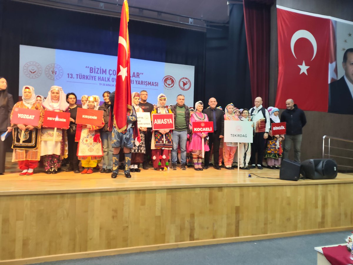 “Bizim Çocuklar” 13. Türkiye Halk Oyunları Yarışması Aile ve Sosyal Hizmetler Bakanlığımız, Gençlik ve Spor Bakanlığımız ile Halk Oyunları Federasyonu iş birliğinde düzenlenen yarışmada, koruma ve bakım altındaki çocuklarımız sahnede büyük bir özveri ve emekle yer aldı.